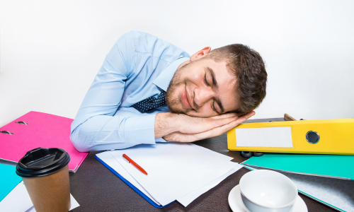 Odpoczynek w pracy. Światowy dzień drzemki w pracy.