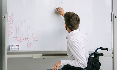 Jakie korzyści niosą szkolenia dla osób niepełnosprawnych?